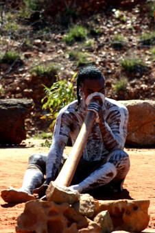 Aborigine mit Didgeridoo in Australien